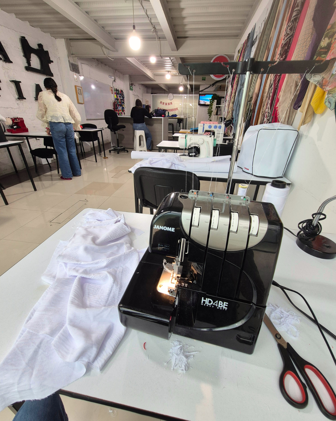 Telas y materiales de trabajo en el taller de Casa Sofía