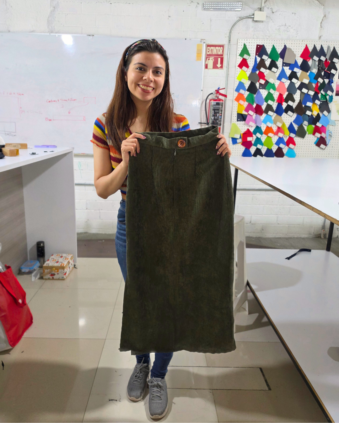 Alumnas mostrando sus proyectos terminados